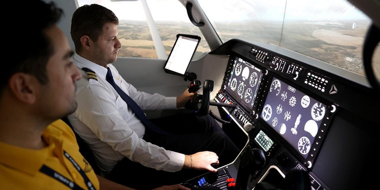 Pilot Adayları Simülasyon Merkezinde Gerçek Zamanlı Uçuş Deneyimi Yaşıyor