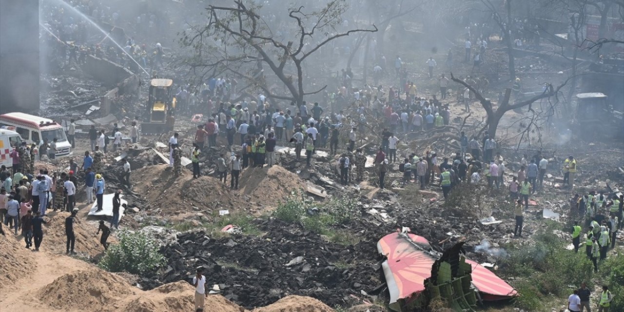 Hindistan'da Düşen Uçağın Ait Olduğu Şirketin Filosunda Ciddi Güvenlik İhlaline Rastlanmadı