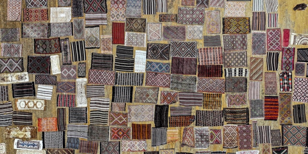 Antalya'nın "Halı Tarlaları"na El Dokuması Halı Ve Kilimler Serilmeye Başlandı