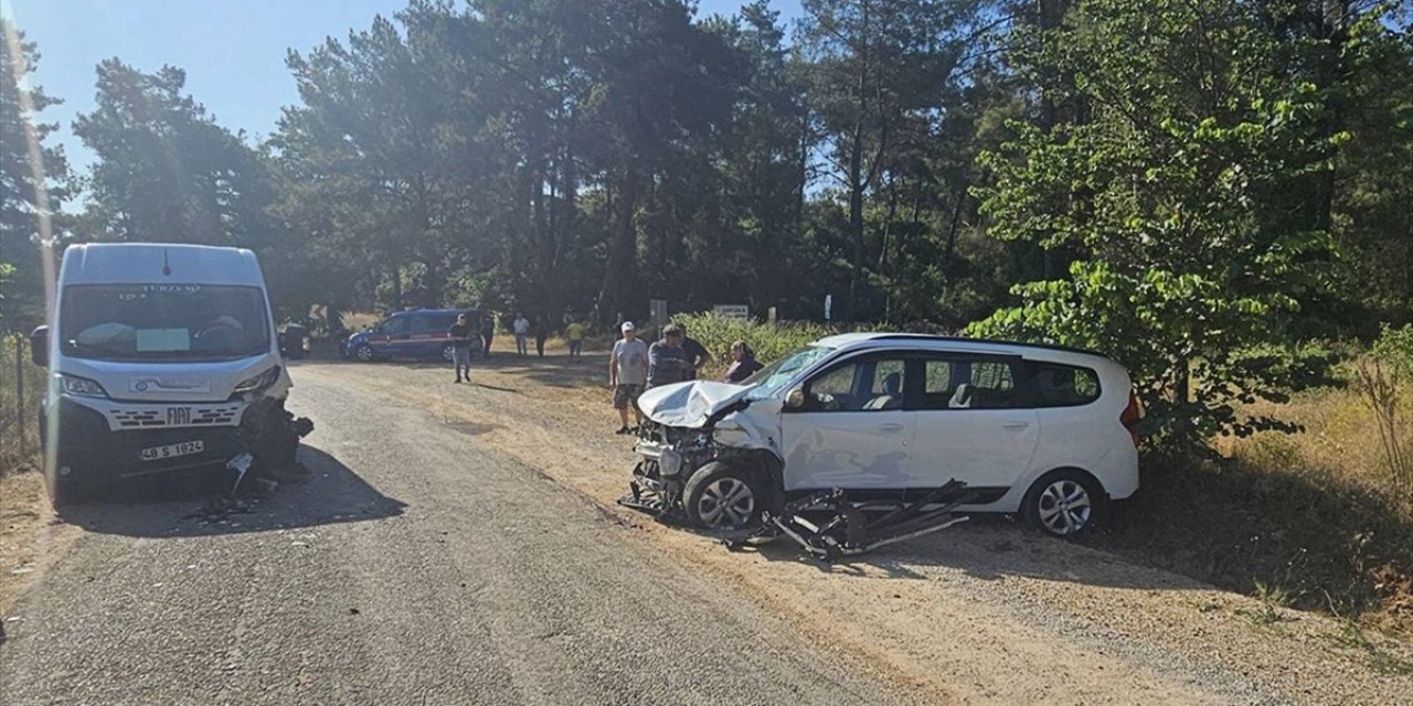 Muğla'da Servis Minibüsü İle Otomobilin Çarpıştığı Kazada 9 Kişi Yaralandı