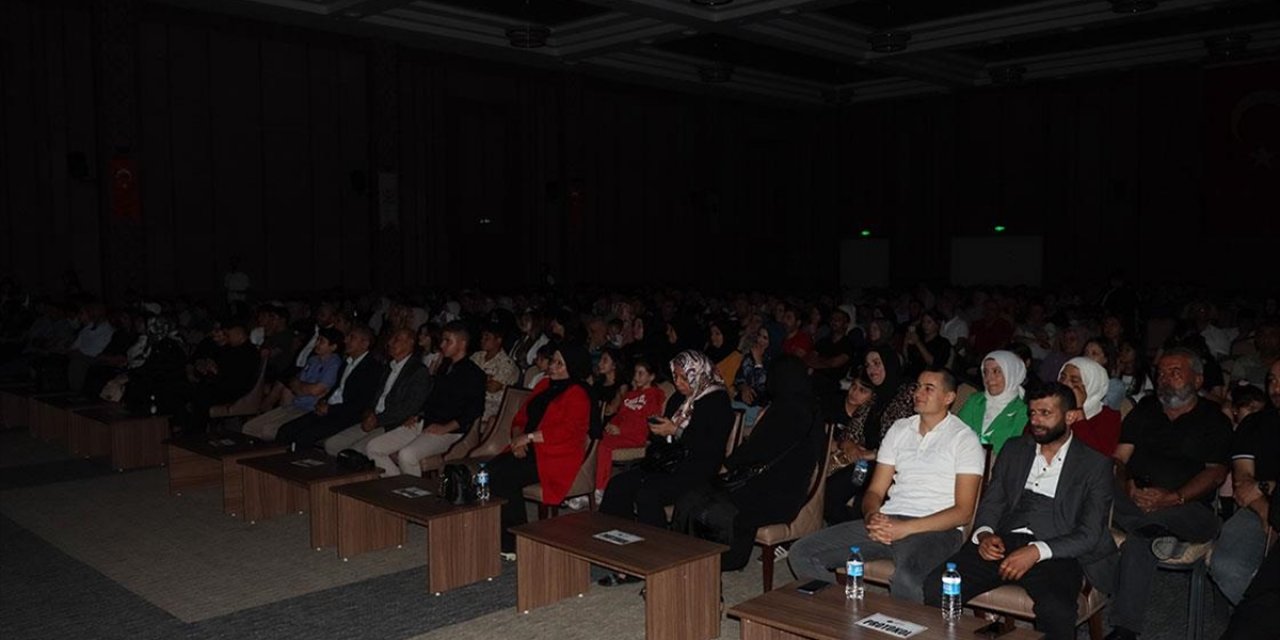 Mardin'de Gönüllü Gençler Sanal Kumar Ve Bağımlılığa Filmle Dikkati Çekti