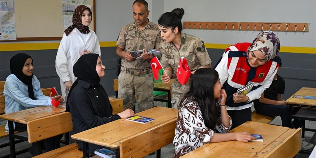 Van'da Jandarma Timleri 64 Bin 124 Öğrencinin Gönlüne Dokundu