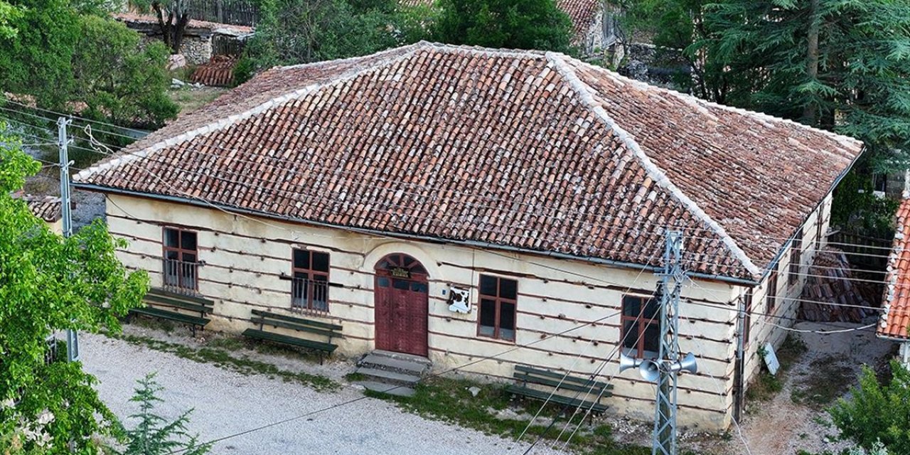 Akseki'nin Tarihi Düğmeli Okulu ve Camisi Restore Edilmeyi Bekliyor