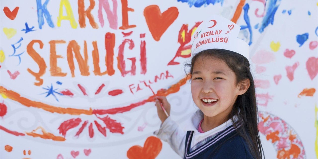 Türk Kızılay, Kırgız Türklerinin Yaşadığı Mahallede Karne Şenliği Düzenledi