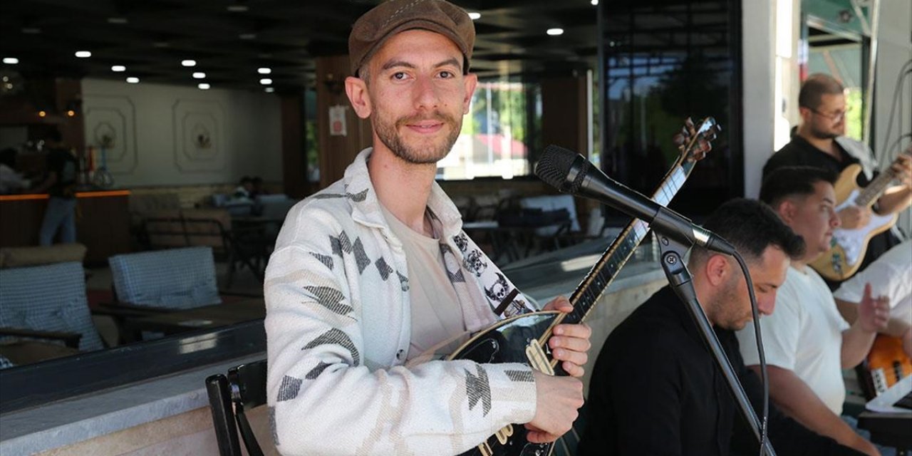 Aydınlı Öğretmen Atandığı İlçeye Sevgisini Bestelediği Türküyle Dile Getirdi