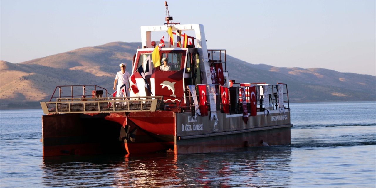 Hazar Gölü'nde "Deniz Temizleme Aracı" Hizmete Başladı