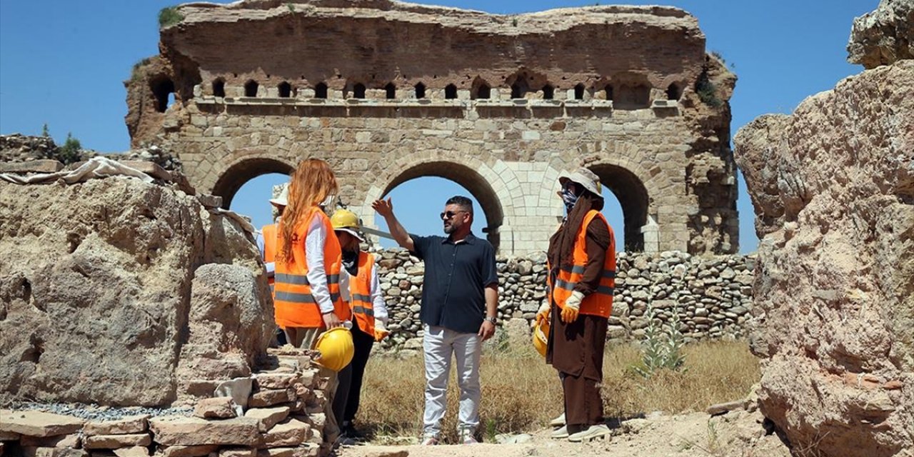 Hayatını Adadığı Tralleis Antik Kenti'ni Ziyaretçilerle Buluşturmak İçin Gün Sayıyor
