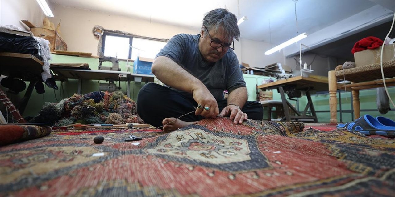 Halıları Cerrah Titizliğiyle Onarıyor