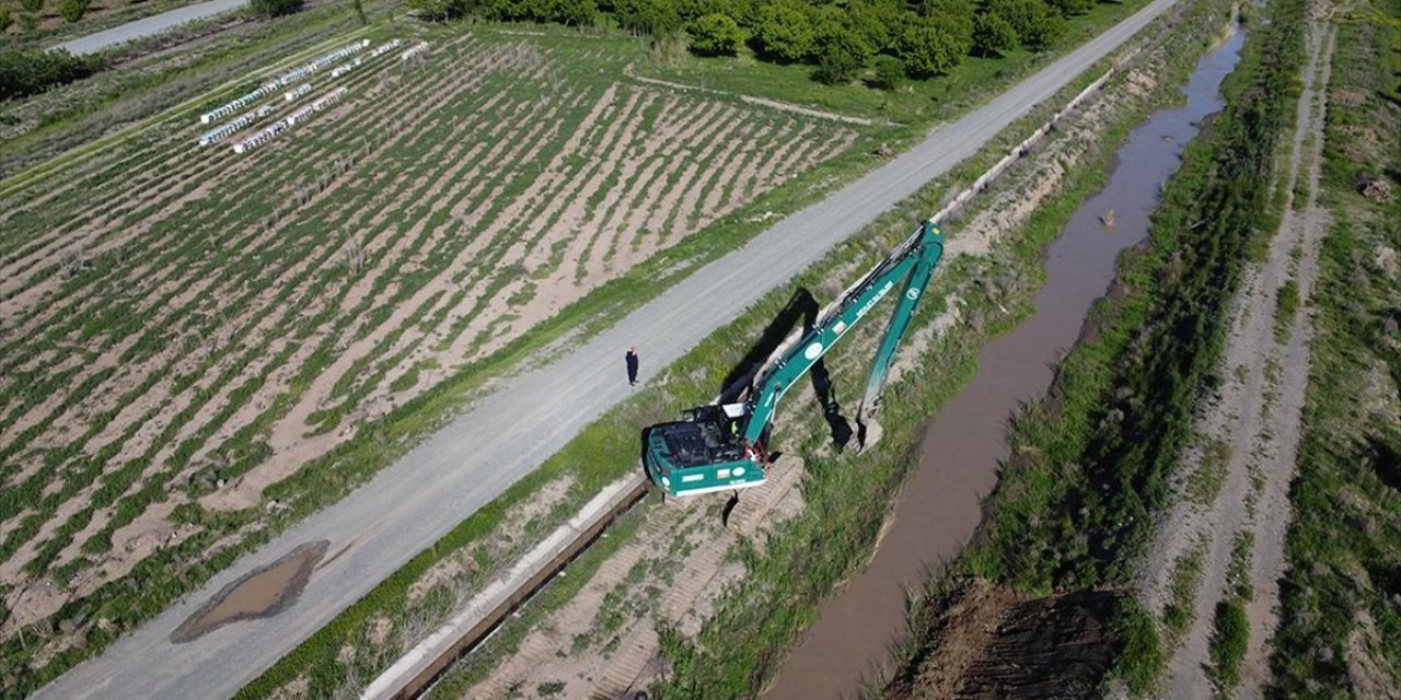 DSİ'den Iğdır Ovası'na Can Veren Sulama Kanallarında Temizlik Hamlesi
