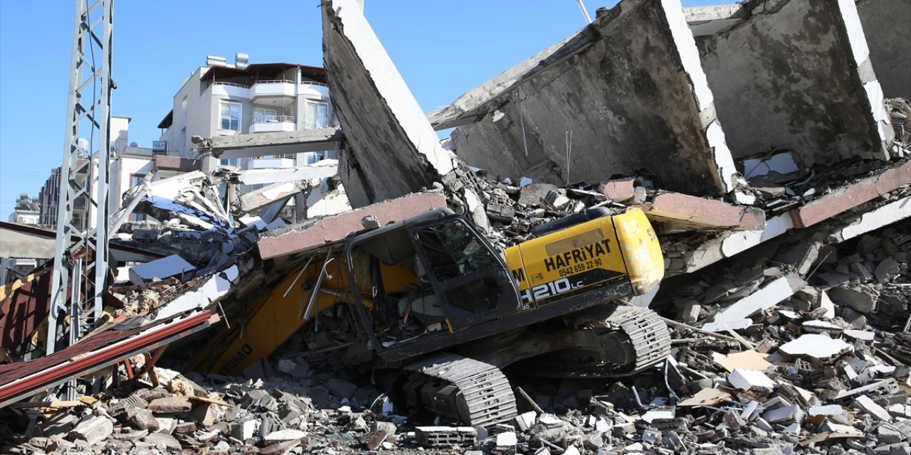 Hatay'da Ağır Hasarlı Bina Yıkım Sırasında İş Makinesinin Üzerine Çöktü