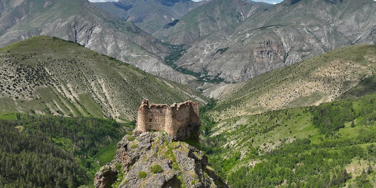 Erzurum'da Sarp Kayalık Üzerindeki Tescilli Hırçer Kalesi Yüzyıllardır Ayakta