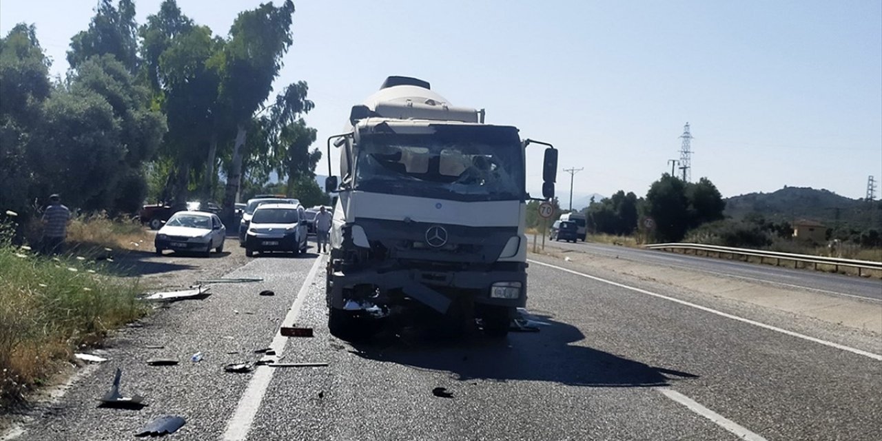 Muğla'da Beton Mikseri İle Yolcu Minibüsü Çarpıştı: 1 Kişi Öldü, 12 Kişi Yaralandı