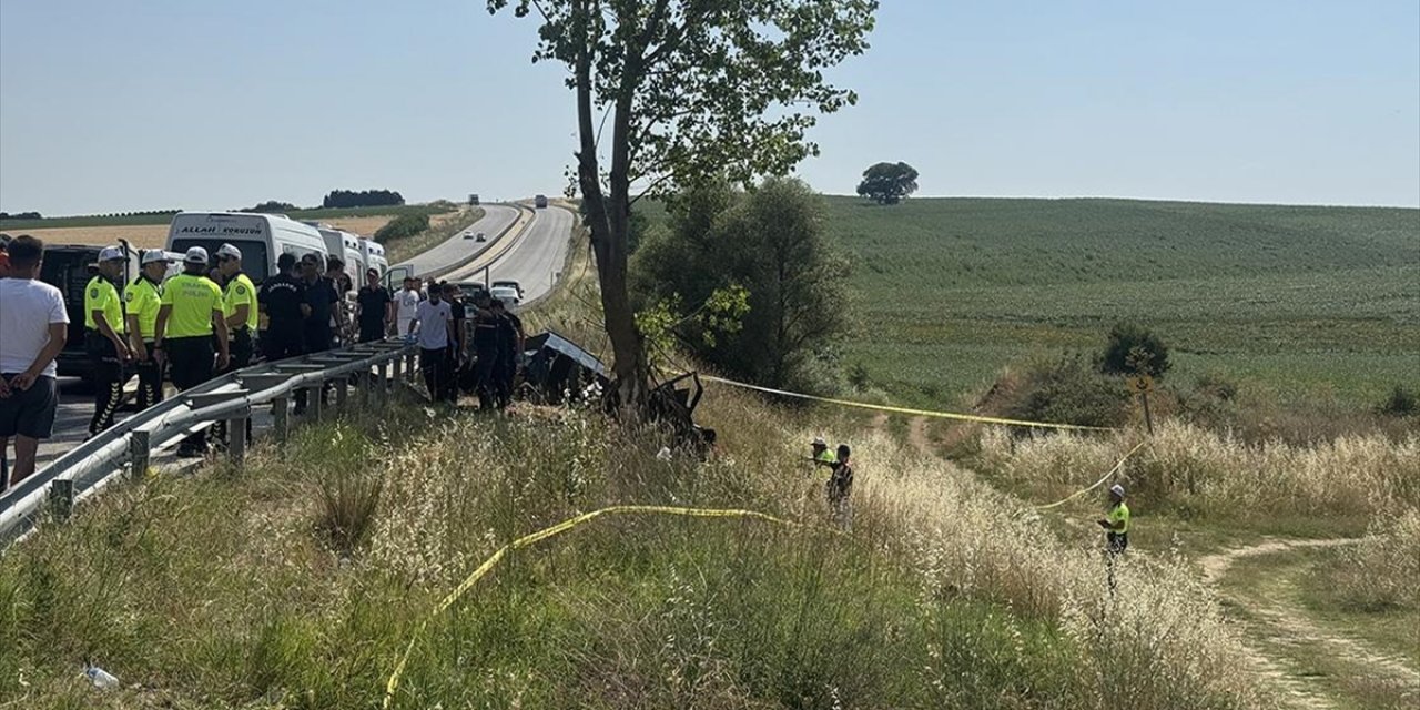 Edirne'de Ağaca Çarpan Otomobildeki 5 Kişi Hayatını Kaybetti, 1 Kişi Yaralandı
