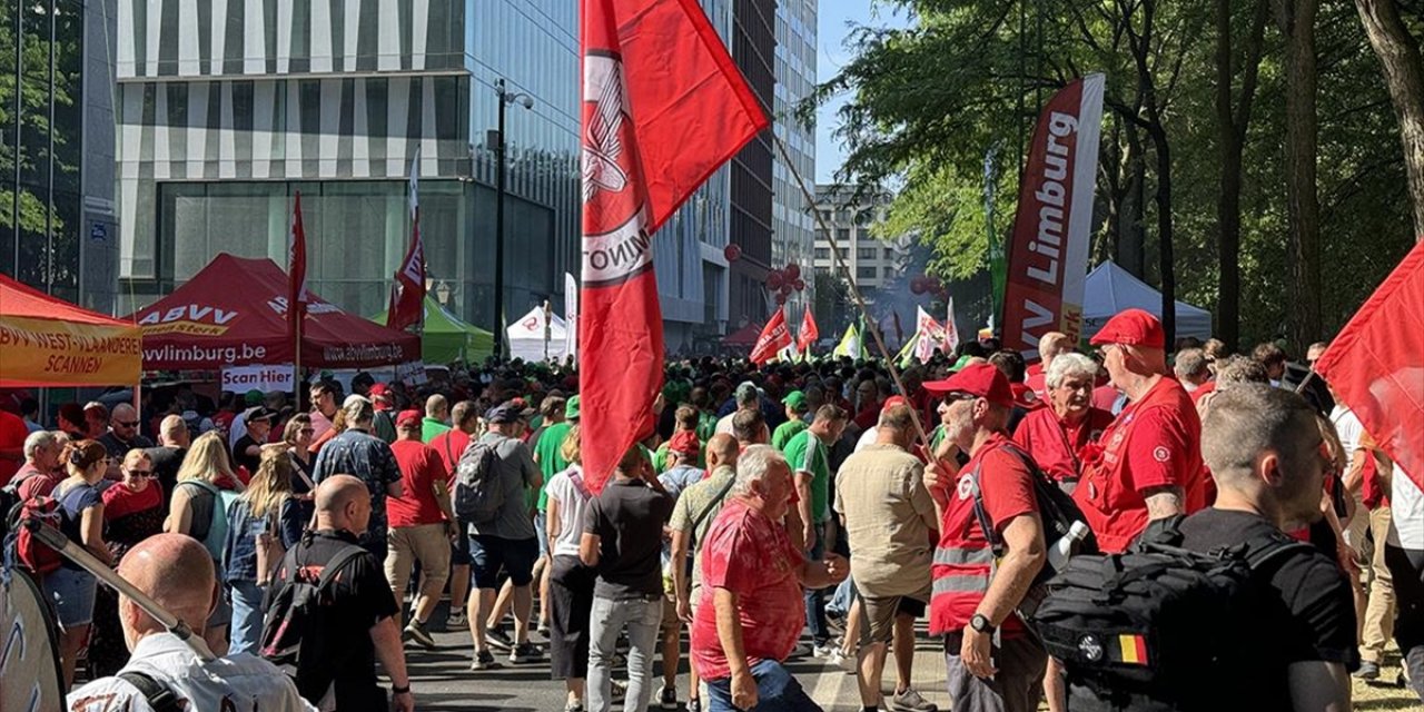 Belçika'da Çalışanlar Greve Gitti