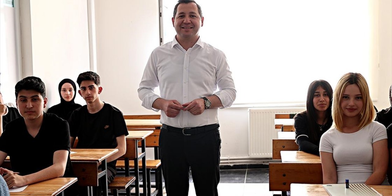 Öğrencilere İngilizce Kursu Belediye Başkanı Tarafından Veriliyor