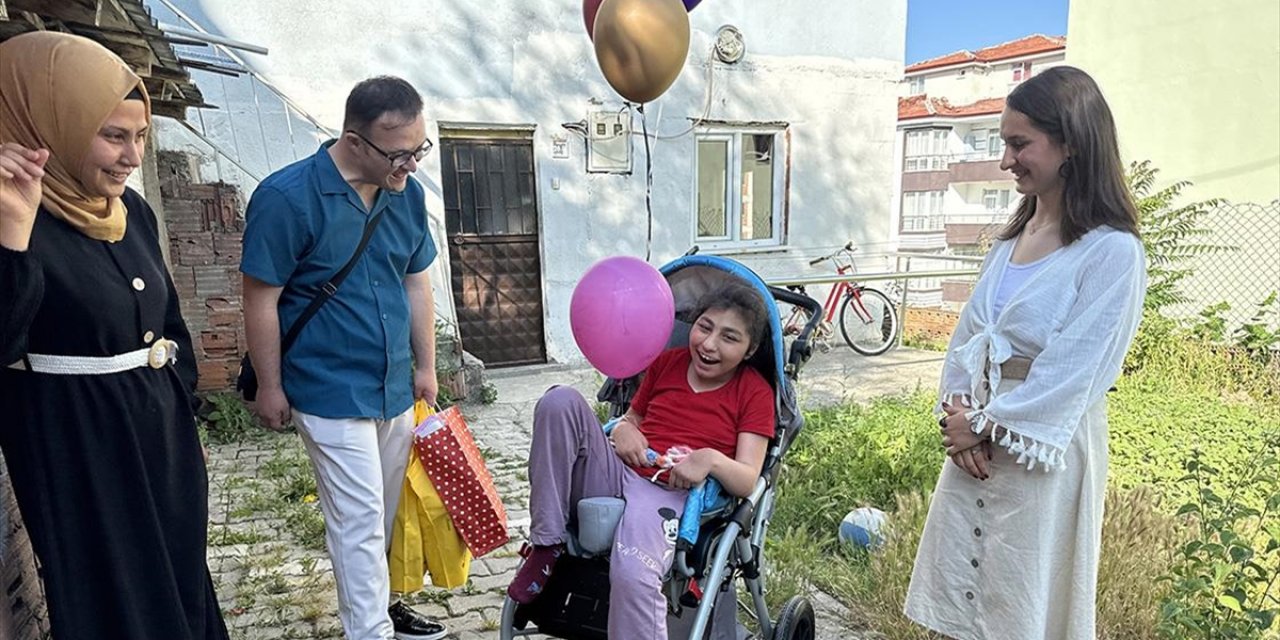 Üniversite Öğrencisinden Engelli Çocuğa Puset Desteği