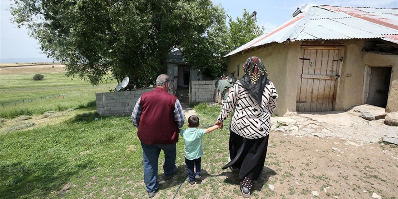 Muşlu Çift, Koruyucu Aile Olarak 30 Yıl Sonra Evlat Sevinci Yaşadı