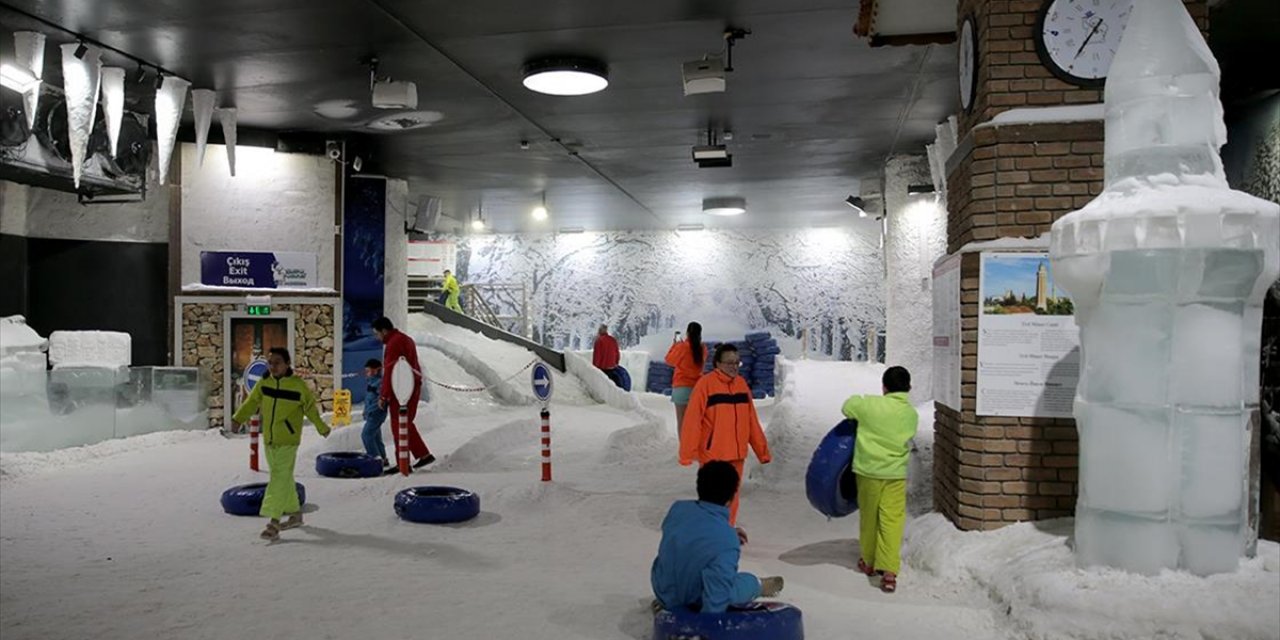Antalya'da Sıcaktan Bunalanlar Buz Müzesinde Serinliyor