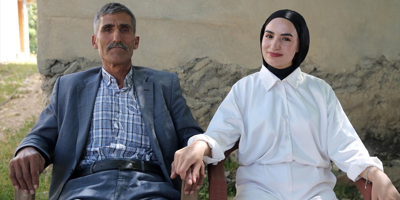 Sınav Çıkışında Kızını Çiçekle Karşıladı, Sosyal Medyada "Yılın Babası" İlan Edildi