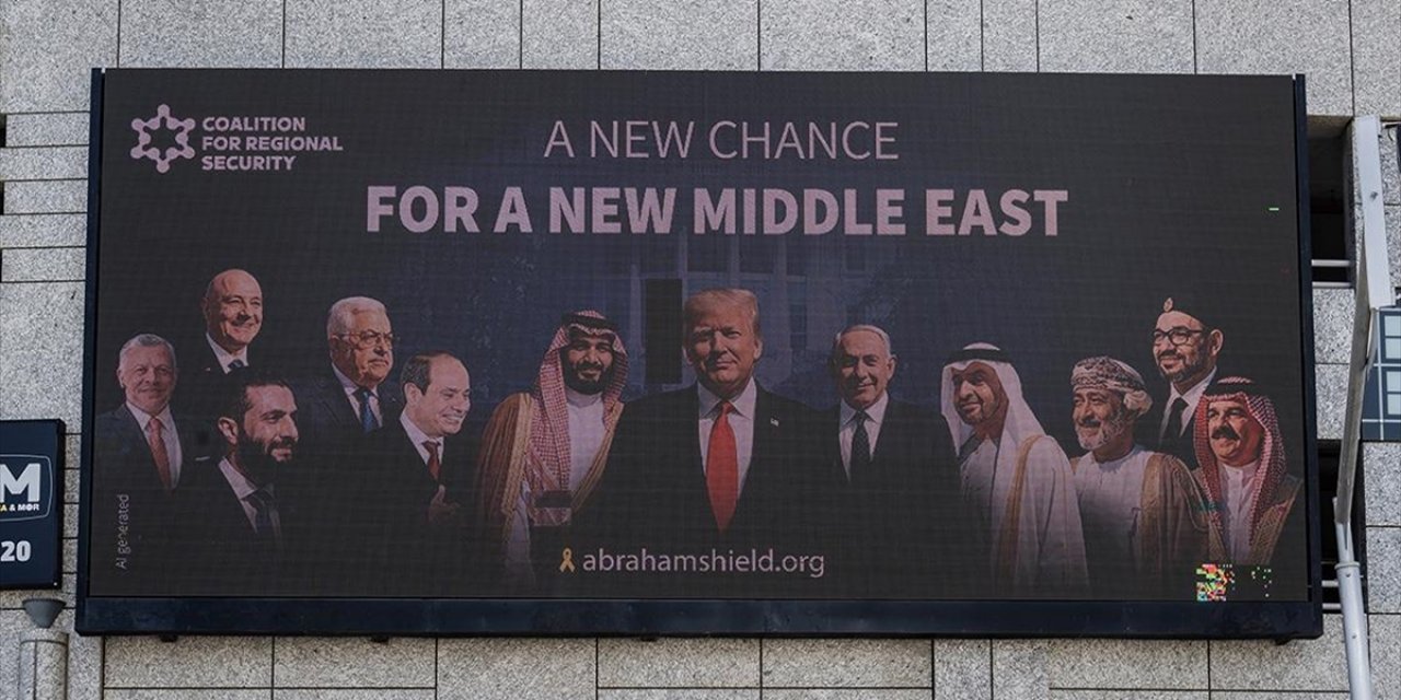 İran'la Ateşkes Sonrası Tel Aviv'de "İsrail'in Arap Ülkeleriyle Normalleşmesini" Talep Eden Afiş