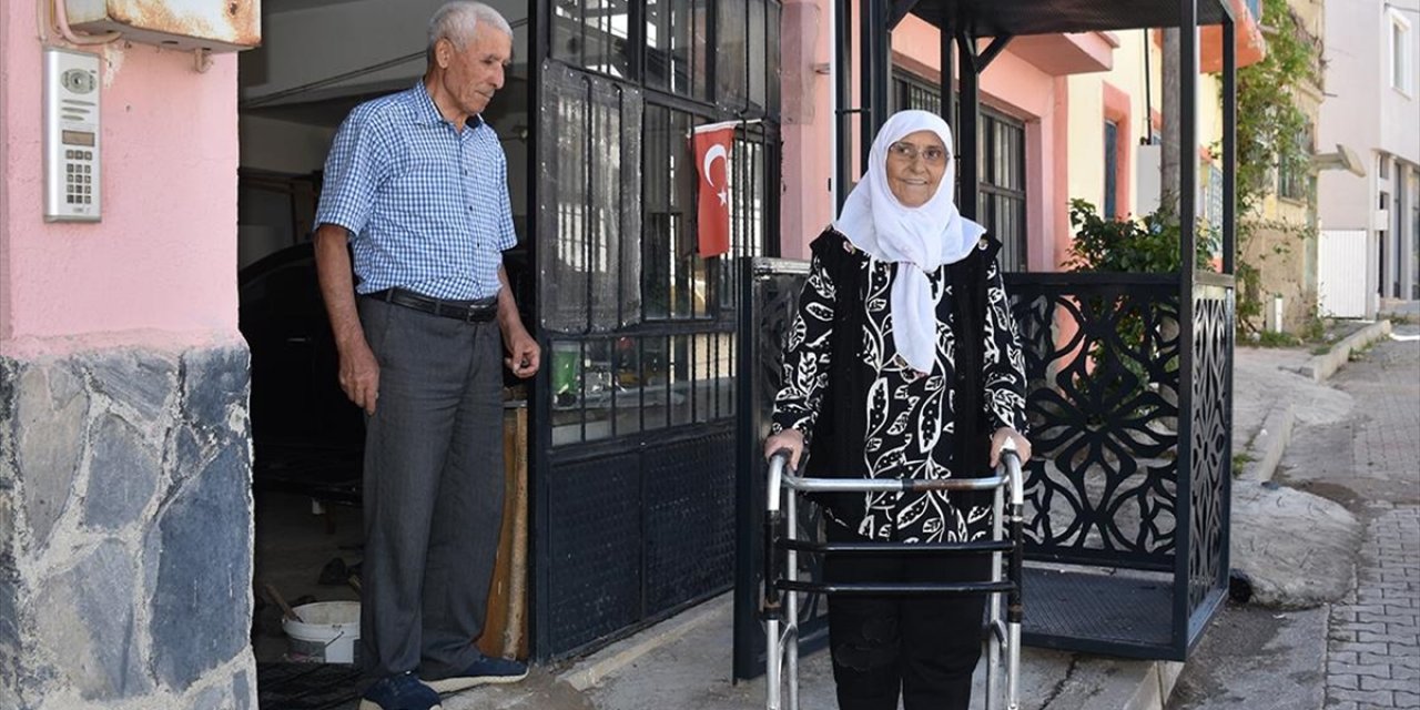 Böbrek Hastası 51 Yıllık Eşi İçin Üç Katlı Binanın Dışına Asansör Yaptırdı