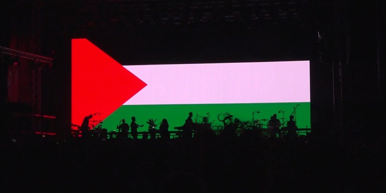 İngiliz Grup Massive Attack, Sırbistan'daki Konserinde Filistin'e Destek Mesajı Verdi