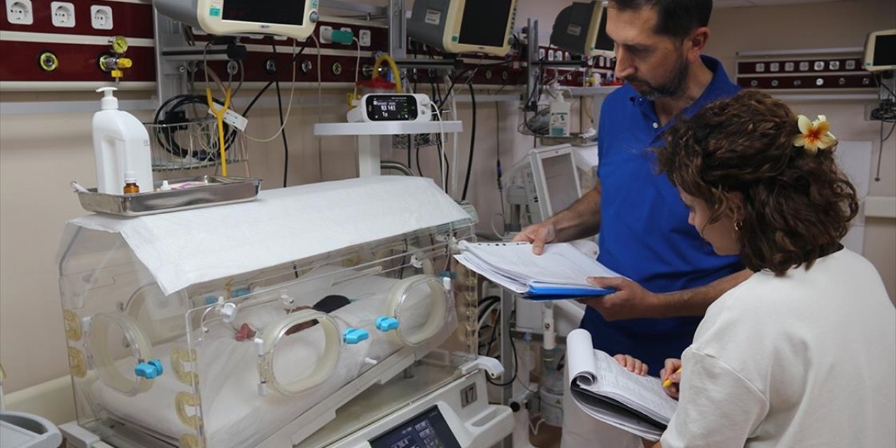 Diyarbakır'da 2 Kilo 400 Gram Doğan Bebeğin Yaşaması İçin Midesine Tüp Takıldı
