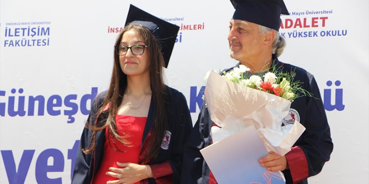 Kas Hastalığı Nedeniyle Üniversiteye 4 Yıl Boyunca Babasının Götürdüğü Öğrenci Dereceyle Mezun Oldu