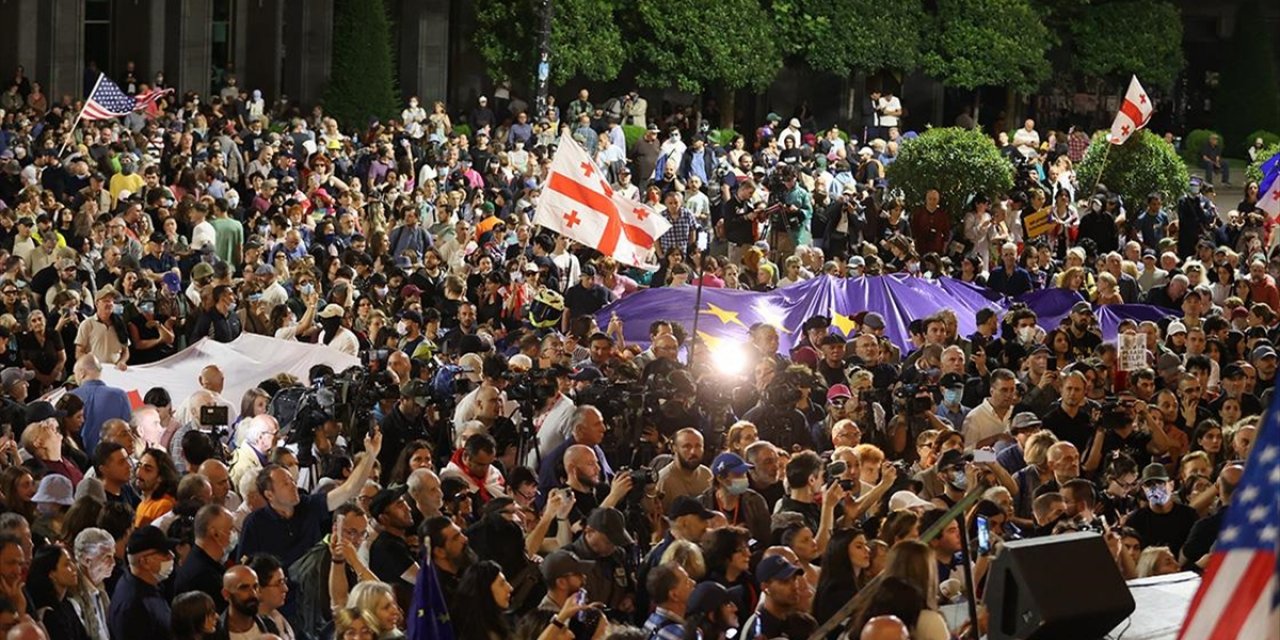 Gürcistan'da, AAB Yanlısı Gösterilerde Gözaltına Alınanların Serbest Bırakılması İçin Protesto Düzenlendi