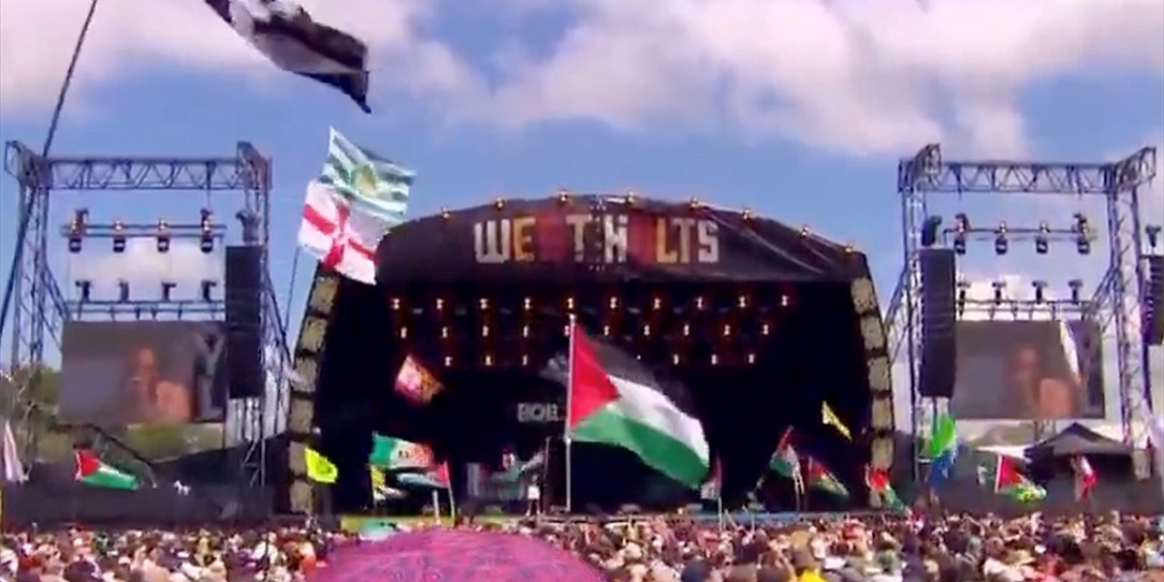 İngiltere'de Düzenlenen Dünyaca Ünlü Glastonbury Festivali'nde "İsrail Ordusuna Ölüm" Sloganları Atıldı