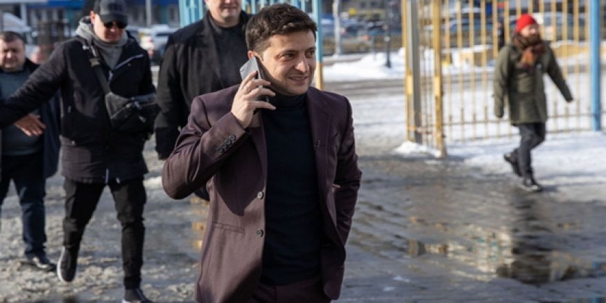 Ukraynalılar Zelenskiy-Putin Telefon Görüşmelerinin Dökümlerinin Yayınlanmasını Talep Etti