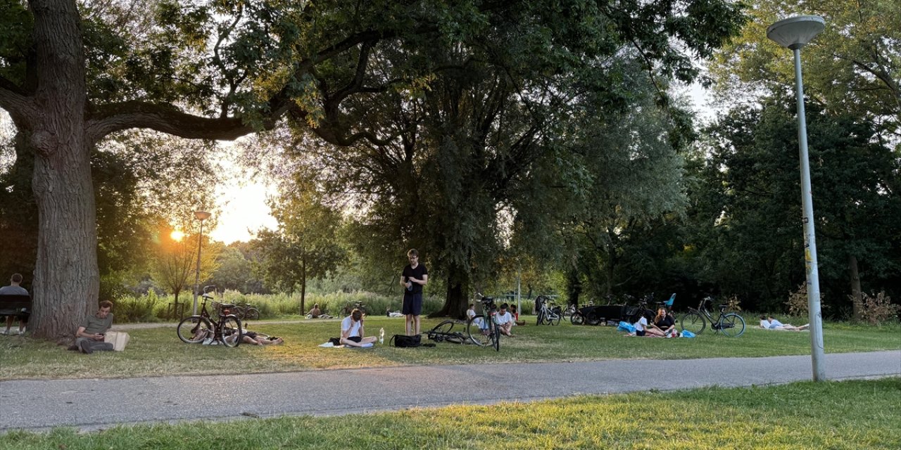 Hollanda'nın 3 Bölgesi İçin Aşırı Sıcak Sebebiyle Turuncu Alarm Verildi