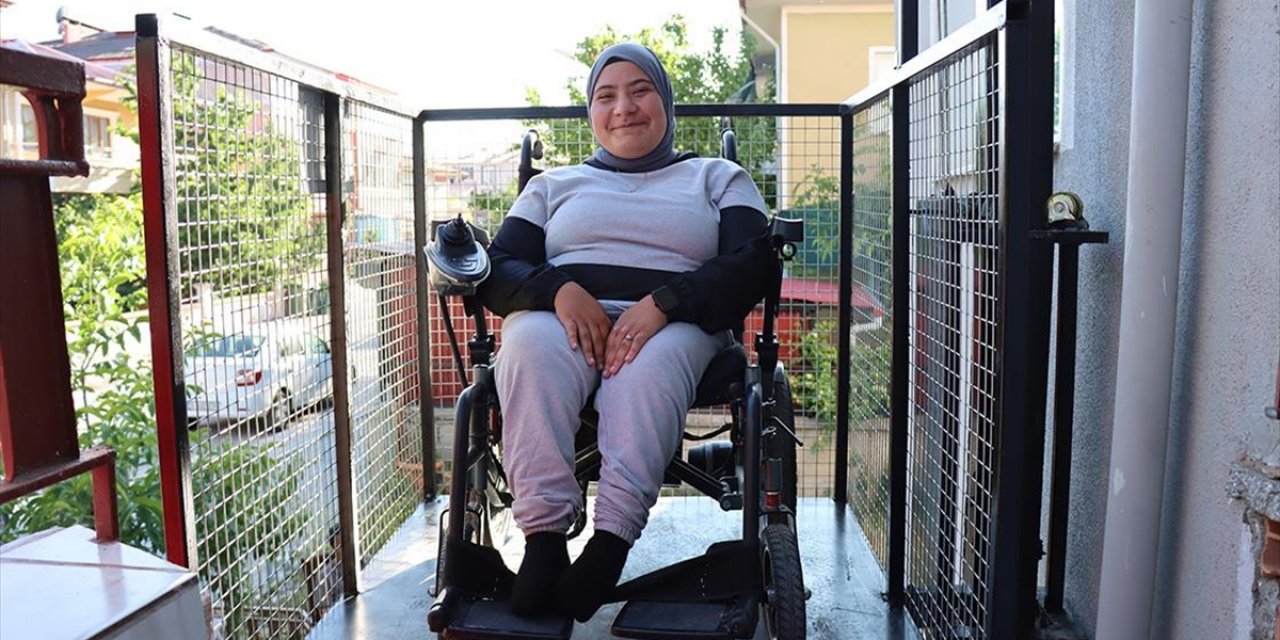 Merdivenleri İnip Çıkamayan Bengisu Evinin Balkonuna Yapılan Asansörle Engelleri Aşıyor