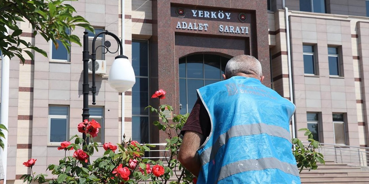 Hüküm Giydikleri Adliye Sarayının Tadilat ve Bakım İşlerini Yapıyorlar