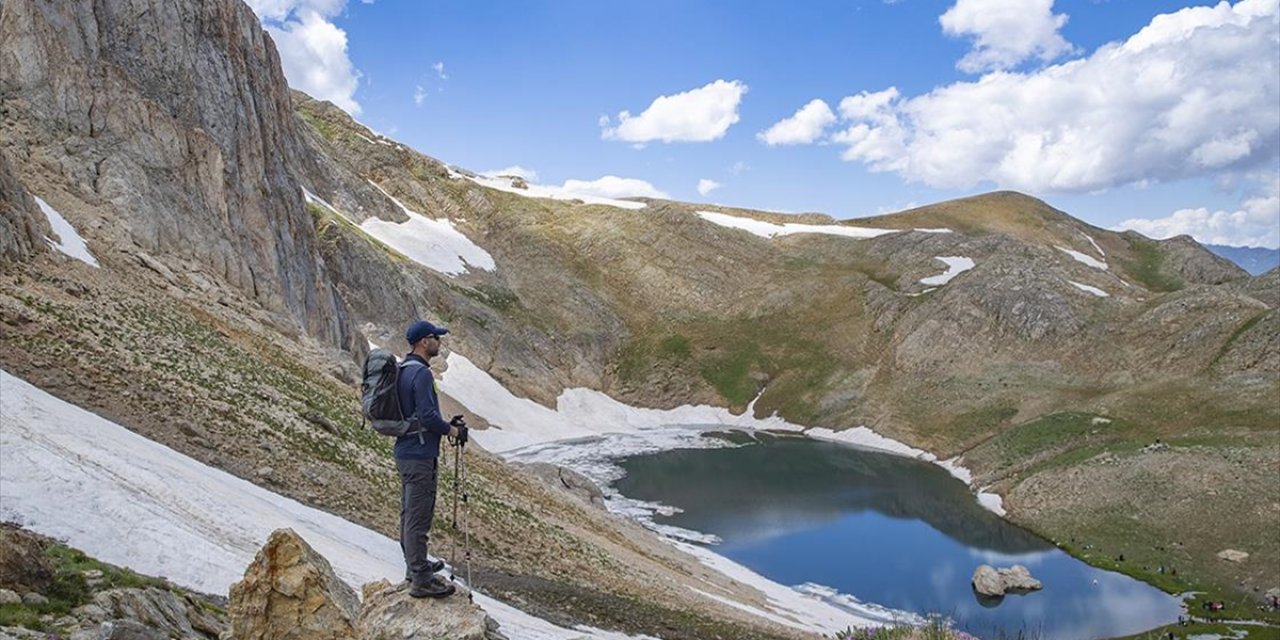 Tunceli Dağlarının Zirvesindeki Buyer Gölü Doğaseverlerin Rotası Oldu
