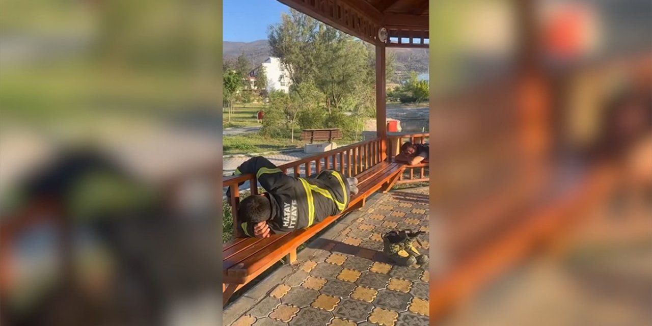 Hatay'daki Orman Yangınına Müdahale Eden İtfaiyeciler Kaldırım ve Banklarda Dinlendi