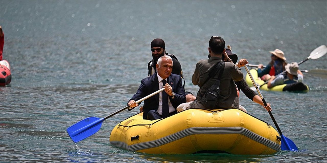 Kültür ve Turizm Bakanı Ersoy, Hakkari'de Sat Buzul Gölleri'nde Botla Gezinti Yaptı