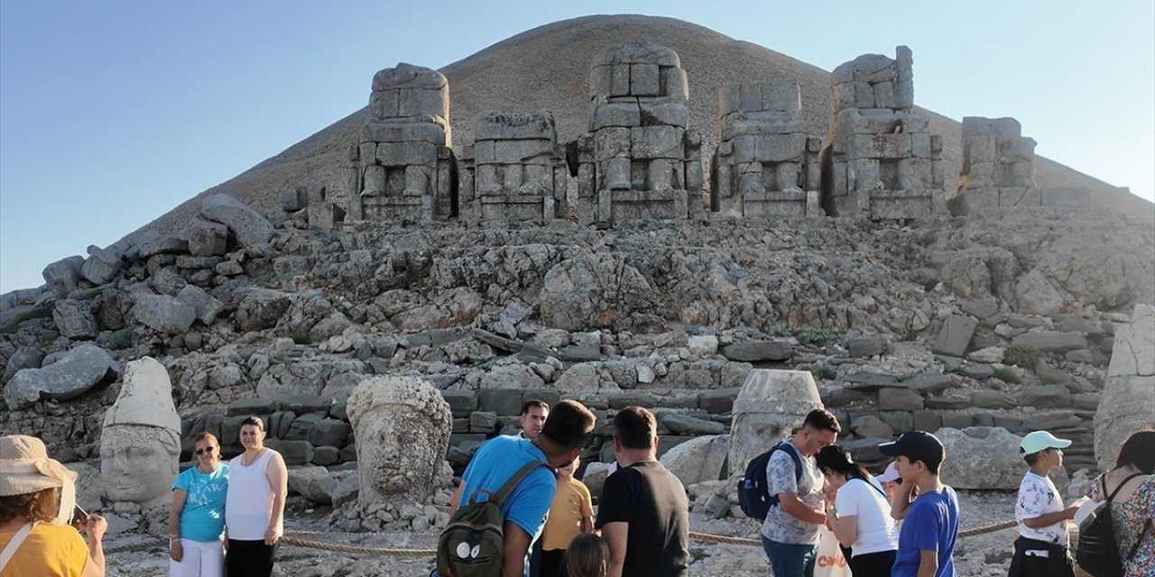 Nemrut Dağı'nda Ziyaretçi Yoğunluğu Artıyor