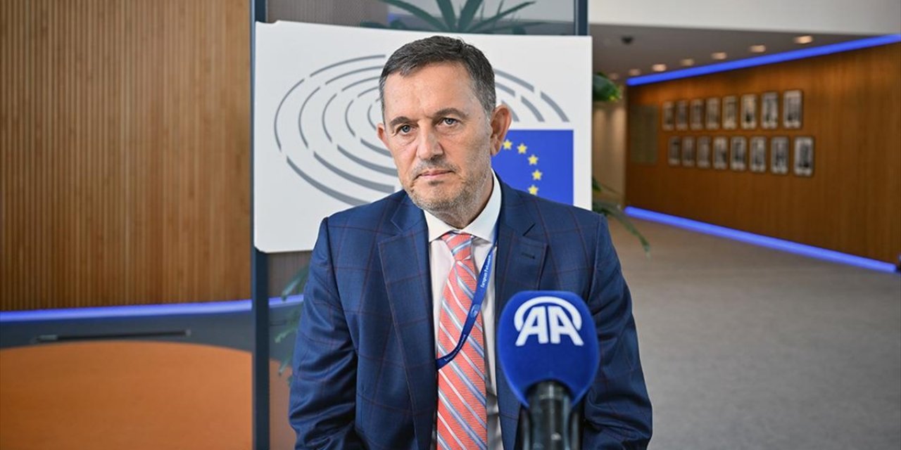 Von Der Leyen'e Karşı "Güvensizlik Önergesi" Veren Vekil, AB'nin Çifte Standartlarından Şikayetçi