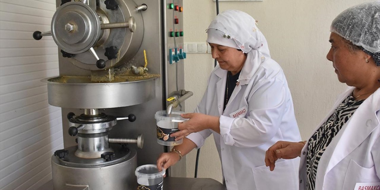 Afyonkarahisarlı Kadınlar Yaptıkları Doğal Tahin ve Köpük Helva İle Kazanç Sağlıyor