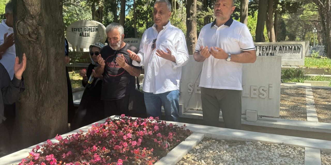 Usta Oyuncu Kemal Sunal Kabri Başında Anıldı