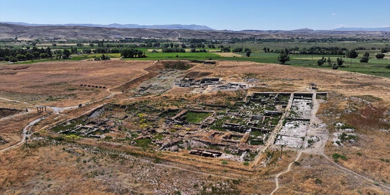 25 Ülkeden Bilim İnsanları Kültepe'nin Topraklarında Tarihin İzini Sürüyor