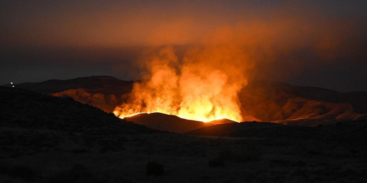 ABD'nin California Eyaletinde Yangınlar, 22 Bin Hektardan Fazla Alanı Kapladı