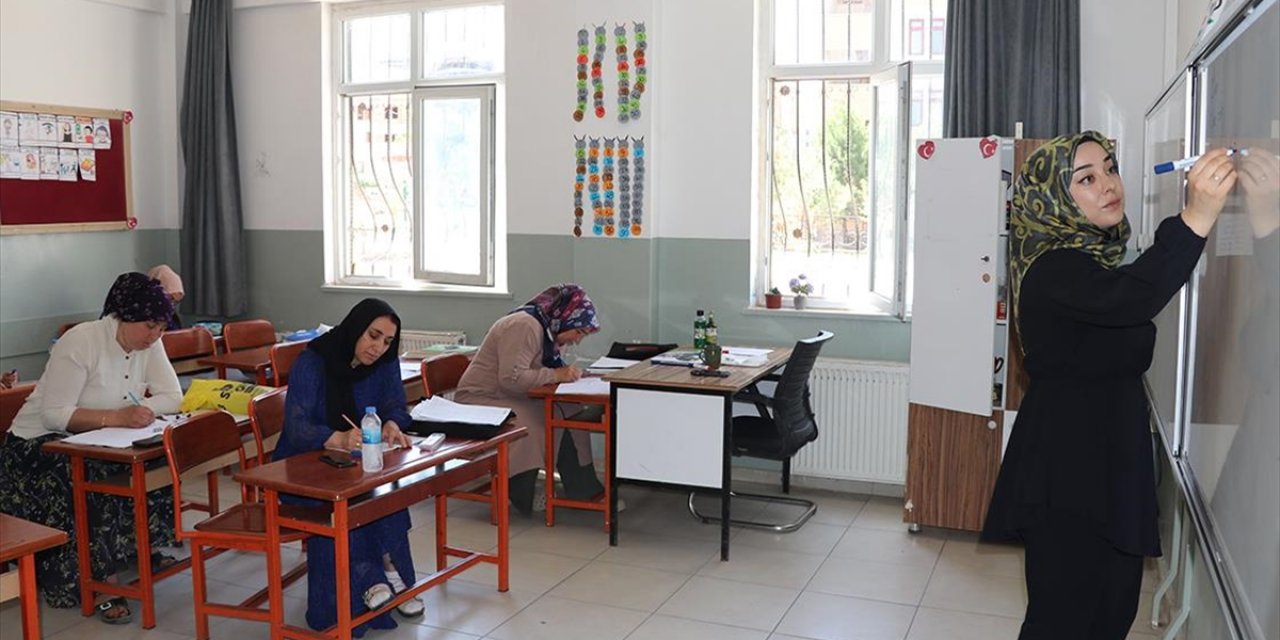 Batmanlı Kadınlar, Çocuklarının Eğitim Gördüğü Sıralarda Okuma Yazma Öğreniyor