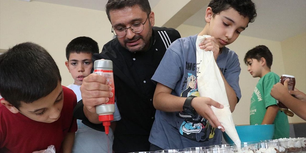 Yaz Tatilinde Öğrencilere Gönüllü Gastronomi Dersi Veriyor
