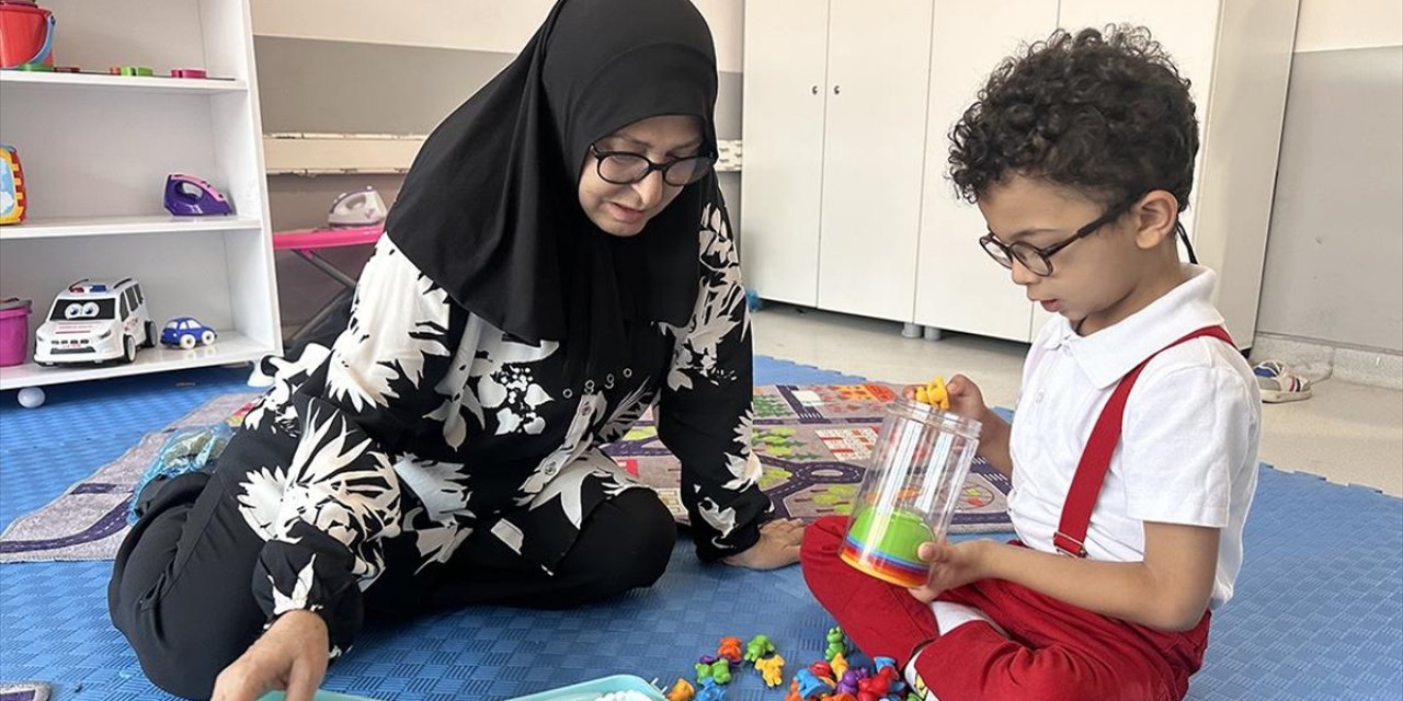 Hataylı Depremzede Babaanne İle Otizmli Halil Birbirlerine "Güç" Veriyor