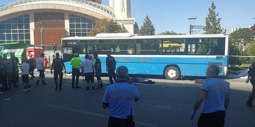 Ankara'da Özel Halk Otobüsü Durağa Girdi