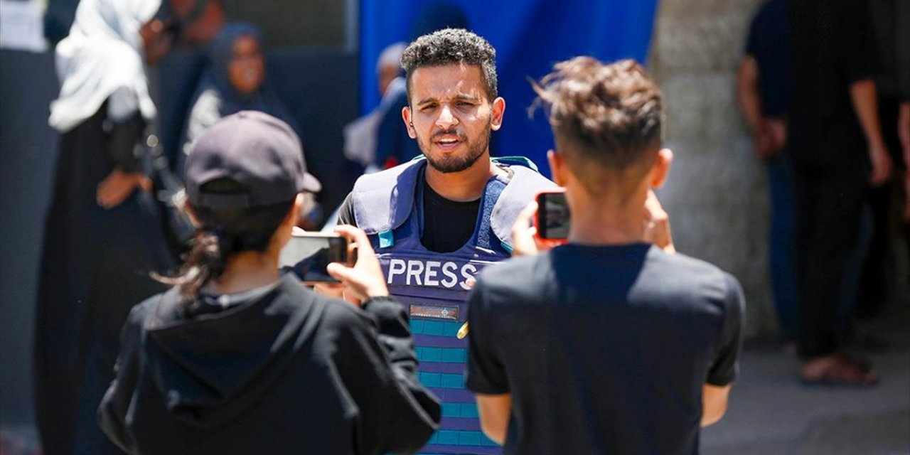 İşitme Engelli Filistinli, Gazze'de Yaşananları "Duymayan Kalmasın" Diye İşaret Dilini Kullanıyor