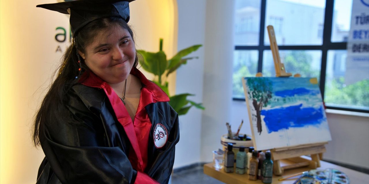 Üniversite Hayalini Gerçekleştiren Down Sendromlu Genç Kızın Şimdiki Hedefi Öğretmenlik