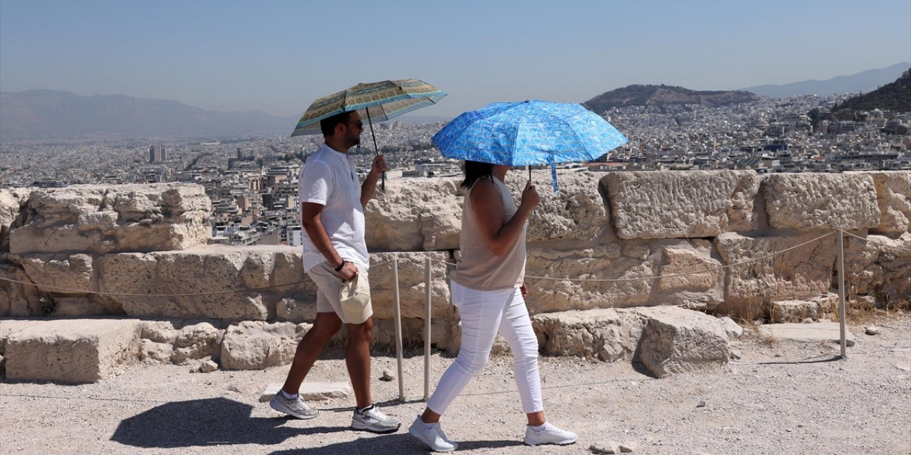 Atina'da Termal Kameranın Binaların Çatılarında Yaptığı Ölçümde Sıcaklık 100 Dereceye Kadar Ulaştı